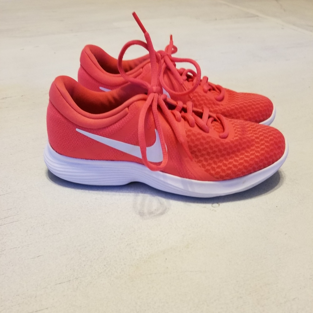 Bright coral/red Nikes, Size 6
